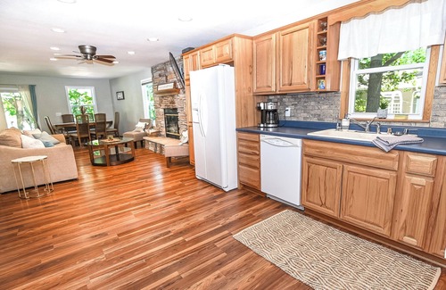 Montello House | Perfect Waterfront Getaway between the Lakes