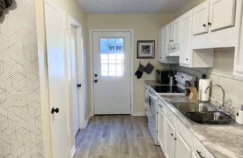 Clinton House | *Perfect Waypoint or Extended Stay*