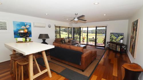 Salamander Bay Apartment | Perfect weekend getaway plus golf at your doorstep