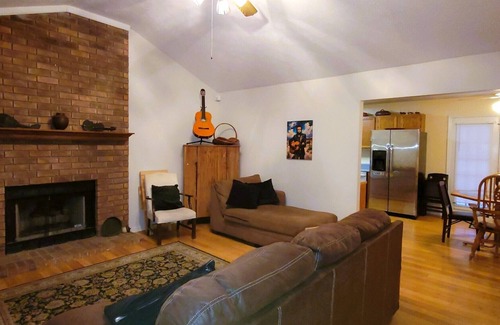 Nashville House | Perfect Writer's retreat: Peaceful and a half mile walk to Percy Priest Lake!