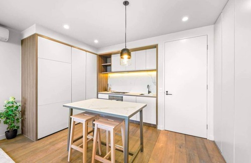 Armadale Apartment | Perfectly Located Executive 1BR at Caulfield North