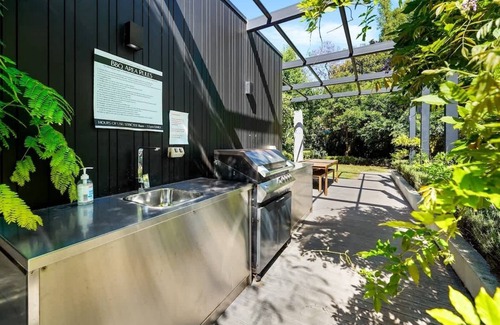 Armadale Apartment | Perfectly Located Executive 1BR at Caulfield North