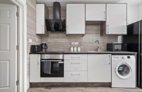 Peterborough Apartment | Perfectly Located 2-Bed w/ Free Private Parking