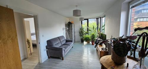 Atlantic Wharf Apartment | Perfectly located, bright apartment