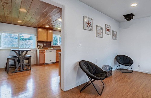 Gold Beach Cottage | Perfectly Located Cottage w/ Yard, WiFi, Laundry - Walk to Beach & All of Town!