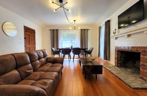 Pico - Robertson Apartment | Perfectly located Pico Robertson 3 bedroom apartment Walk to restaurants WIFI TV Game Console Parking 5 minutes to Rodeo Drive