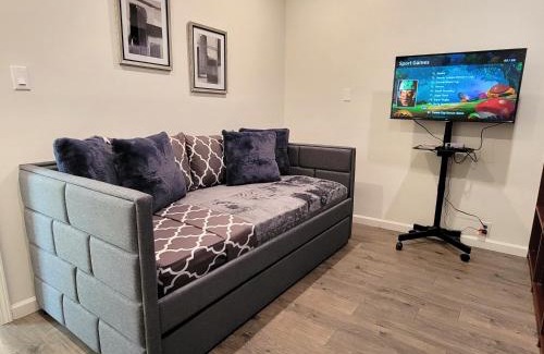Pico - Robertson Apartment | Perfectly located Pico Robertson 3 bedroom apartment Walk to restaurants WIFI TV Game Console Parking 5 minutes to Rodeo Drive