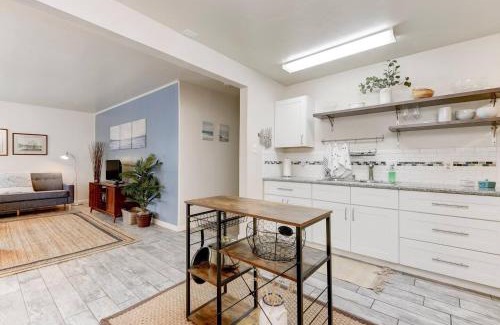 Little Italy Apartment | Perla D'Italia -1BR- FREE Driveway Parking -1 Car