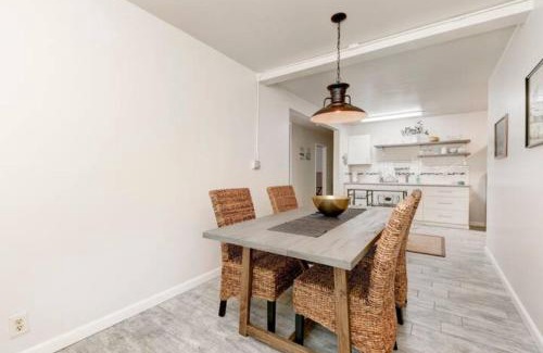 Little Italy Apartment | Perla D'Italia -1BR- FREE Driveway Parking -1 Car