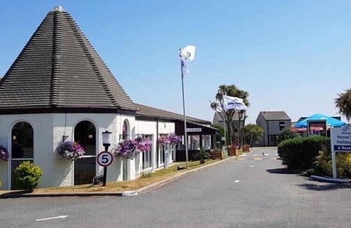 St. Agnes House | PERRANPORTH - AMAZING VALUE - 3 bedrooms, great facilities, swimming pool
