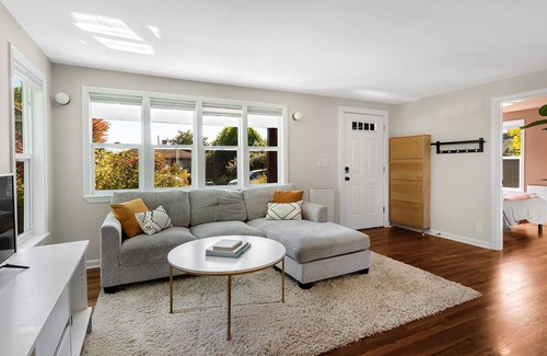 Columbia City House | PERU HOUSE: Dreamy, colorful Seattle home with easy access to everywhere!