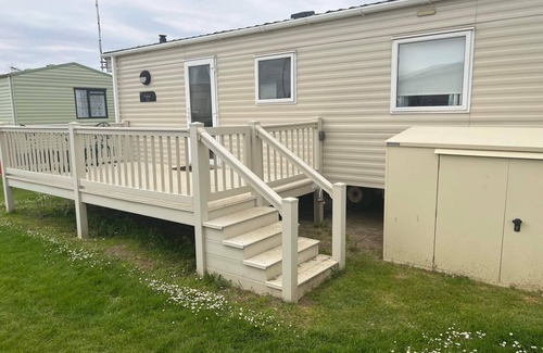 Heacham Ski Chalet | pet Free 2 Bedroom Caravan With Decking at Heacham