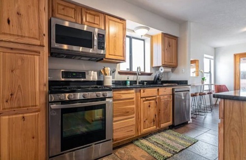 Bear Canyon Estates House | Pet-free home in safe NE heights neighborhood!