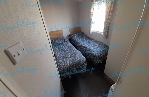 Walton on the Naze Cabin | Pet friendly caravan in Walton on the Naze
