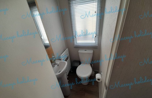 Walton on the Naze Cabin | Pet friendly caravan in Walton on the Naze