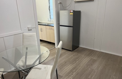 Grafton House | Pet Friendly 2 Bedroom Cottage with Yard