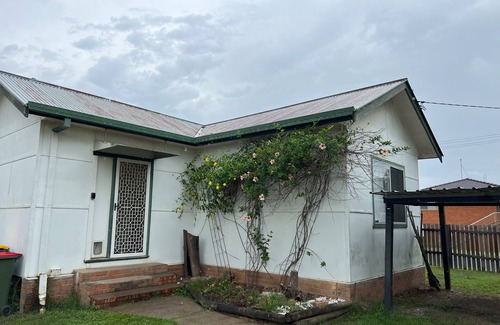 Grafton House | Pet Friendly 2 Bedroom Cottage with Yard