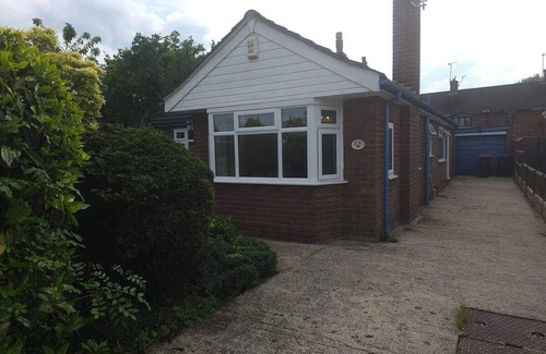 Chester House | Pet Friendly - 2 Bedrooms - 4 Guests - Parking