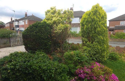 Chester House | Pet Friendly - 2 Bedrooms - 4 Guests - Parking
