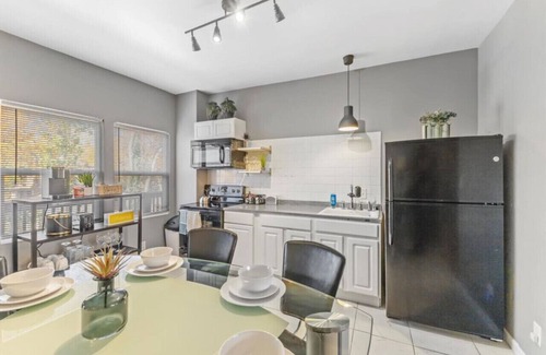 Meridian-Kessler Apartment | Pet Friendly 2BR Convenient to Stadium & Downtown