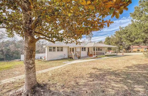North Northwest Pensacola Apartment | Pet-Friendly 2BR | Free Parking and Wi-Fi