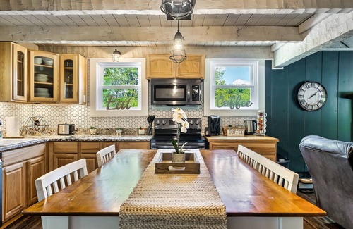 Kodak Cabin | Pet Friendly 3/3 with Hot Tub & Private Balconies