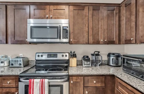 Waldron House | Pet friendly 3-bedroom townhome in North Kansas City close to Airport