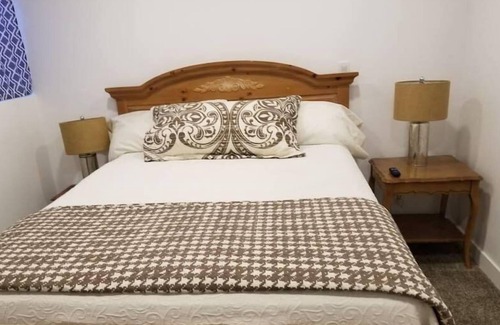 Layton House | Pet Friendly 3bd/2ba city retreat & Waffles