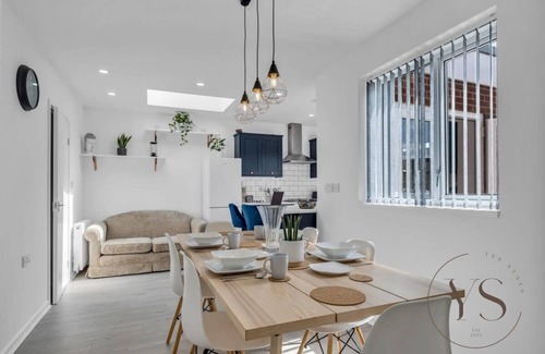 West Bromwich House | Pet-Friendly 3BR House Near West Brom Centre