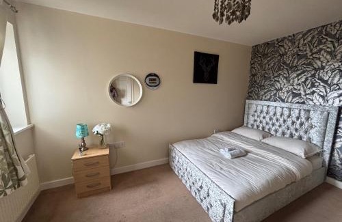 Grays Apartment | Pet Friendly - 4 Guests - Free Parking