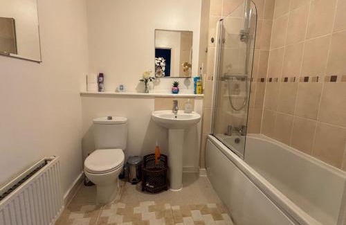 Grays Apartment | Pet Friendly - 4 Guests - Free Parking