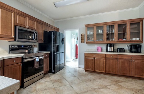 Brevard House | Pet friendly 8 min to Brevard - canoes & paddle board!