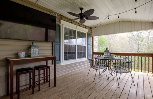 Brevard House | Pet friendly 8 min to Brevard - canoes & paddle board!