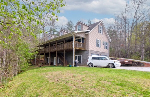 Brevard House | Pet friendly 8 min to Brevard - canoes & paddle board!