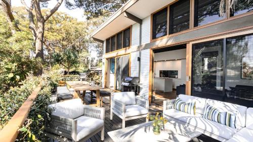 Macmasters Beach House | Pet Friendly and Easy Walk To Macmasters Beach