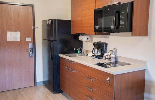 West Jordan Hotel | Pet-Friendly and Modern Retreat w/Full Kitchen! Near Jordan Landing!