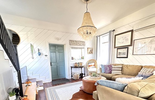 Lynchburg Apartment | Pet friendly and private carriage house