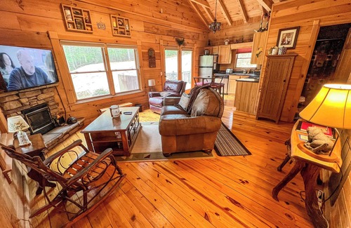 West Jefferson Cabin | Pet Friendly and 2026 is Coming Soon!