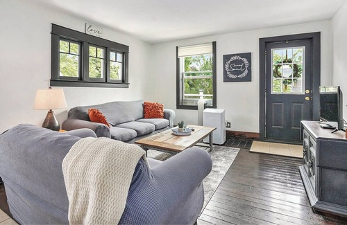 Creston Apartment | Pet friendly apartment with primary suite with King bed plus a queen bedroom