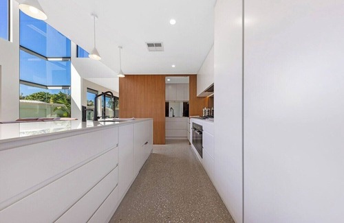 Buddina House | Pet friendly Luxury stay walk to beach & Heated Pool