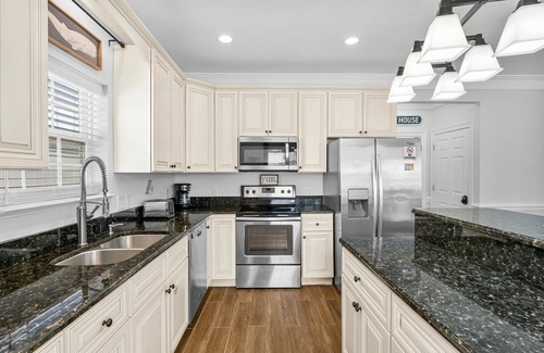 Holiday Beach House | Pet Friendly Beach House - Sunset Escape