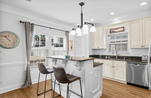 Holiday Beach House | Pet Friendly Beach House - Sunset Escape