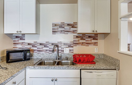 Oildale House | Pet-Friendly Bakersfield Home: 5 Mi to Downtown!