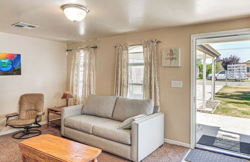 Oildale House | Pet-Friendly Bakersfield Home: 5 Mi to Downtown!