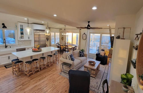 Holgate House | Pet Friendly. Bayfront. Salt water Pool. Private Bay Beach.