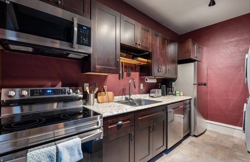 Sandpoint House | Pet friendly Boutique Townhome - Sauna & Hot tub