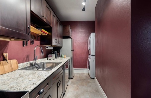 Sandpoint House | Pet friendly Boutique Townhome - Sauna & Hot tub