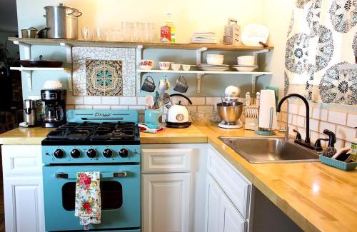 Rainbow CDP House | Pet Friendly Breathtaking Cottage with Hot-tub in Rainbow, California
