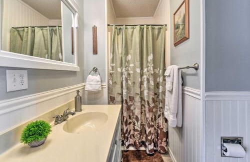 Almond House | Pet-Friendly Cabin - 1 Mi From Fontana Lake!