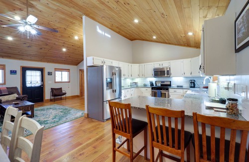 Spruce Pine Cabin | Pet-Friendly Cabin w/Fire Pit in Spruce Pine!
